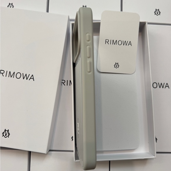 Rimowa iPhone case Aluminum iPhone 17 pro Max - Picture 4 of 8